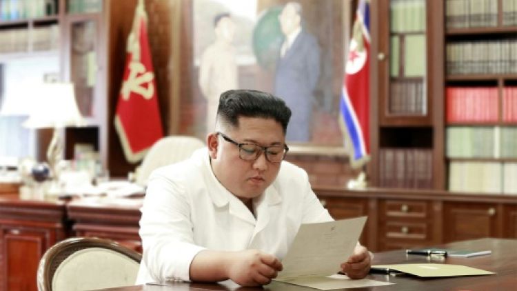 Une photographie de l'agence officielle nord-coréenne KCNA publiée le 23 juin 2019 montre Kim Jong Un lisant une lettre de Donald Trump