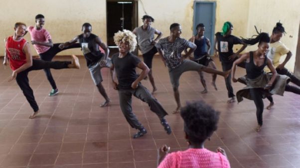 "Les Pieds dans la mare", compagnie de danse issue des quartiers pauvres à Abidjan "Les Pieds dans la mare", compagnie de danse issue des quartiers pauvres à Abidjan