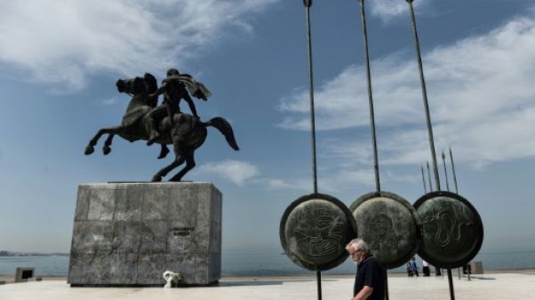 Un homme passe devant la statue d'Alexandre le Grand à Thessalonnique en Macédoine, le 13 juin 2019 Un homme passe devant la statue d'Alexandre le Grand à Thessalonnique en Macédoine, le 13 juin 2019