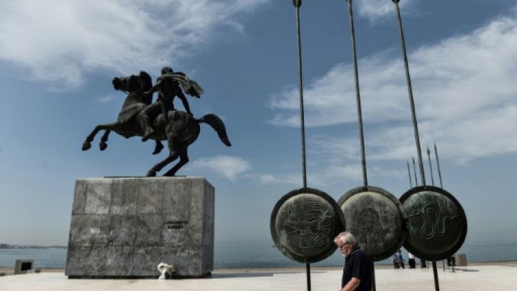 Un homme passe devant la statue d'Alexandre le Grand à Thessalonnique en Macédoine, le 13 juin 2019