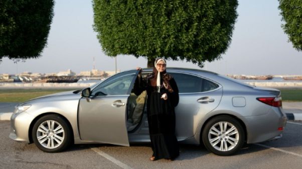 Sabeeha al-Fakher, une Saoudienne de 68 ans, pose devant sa Lexus à Qatif sur la côte-est de l'Arabie saoudite le 11 juin 2019 Sabeeha al-Fakher, une Saoudienne de 68 ans, pose devant sa Lexus à Qatif sur la côte-est de l'Arabie saoudite le 11 juin 2019