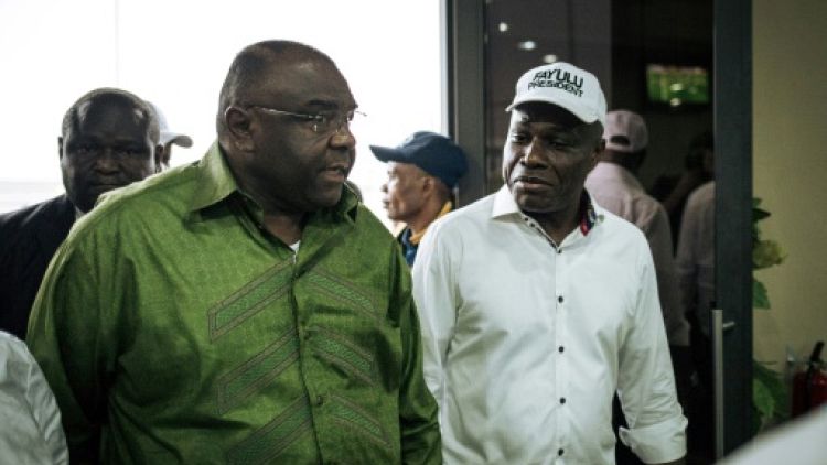 Jean-Pierre Bemba (gauche) à l'aéroport de Kinshasa en République Démocratique du Congo, le 23 juin 2019