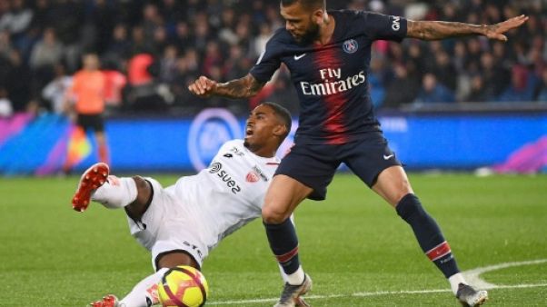 Le latéral droit du Paris SG Dani Alves (d) à la lutte avec l'attaquant de Dijon Wesley Said , en L1 au Parc des Princes, le 18 mai 2019 Le latéral droit du Paris SG Dani Alves (d) à la lutte avec l'attaquant de Dijon Wesley Said , en L1 au Parc des Princes, le 18 mai 2019