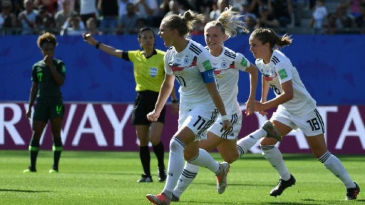 L'attaquante de l'équipe d'Allemagne Alexandra Popp (g) exulte après avoir inscrit un but contre le Nigeria au Mondial-2019, le 22 juin 2019 à Grenoble 