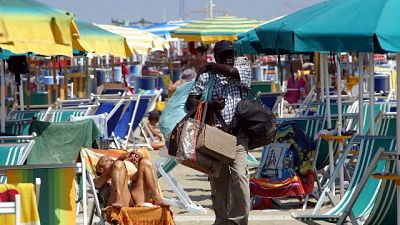Africani contro venditori su spiagge