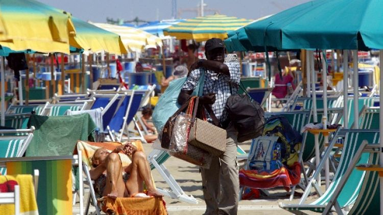 Africani contro venditori su spiagge
