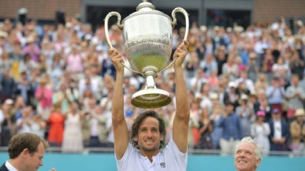 L'Espagnol Feliciano Lopez remporte la finale du Queen's après avoir battu le Français Gilles Simon le 23 juin 2019 L'Espagnol Feliciano Lopez remporte la finale du Queen's après avoir battu le Français Gilles Simon le 23 juin 2019