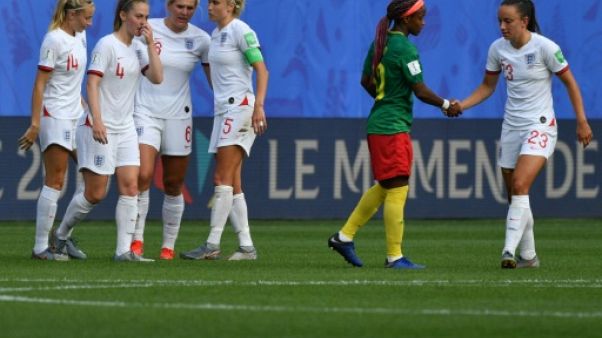 La joie des Anglaises victorieuses du Cameroun et qualifiées pour les quarts de finale du Mondial, le 23 juin 2019 à Valenciennes La joie des Anglaises victorieuses du Cameroun et qualifiées pour les quarts de finale du Mondial, le 23 juin 2019 à Valenciennes