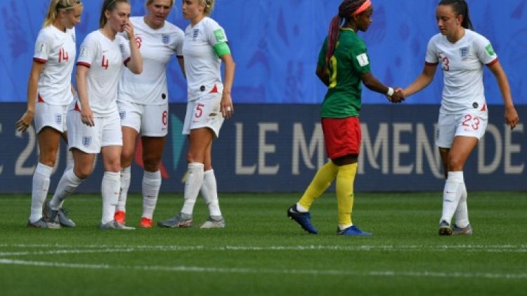 La joie des Anglaises victorieuses du Cameroun et qualifiées pour les quarts de finale du Mondial, le 23 juin 2019 à Valenciennes