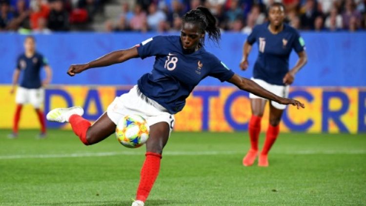 Viviane Asseyi avec les Bleues contre le Nigeria pour le dernier match de poule, le 17 juin 2019 au Roazhon Park à Rennes