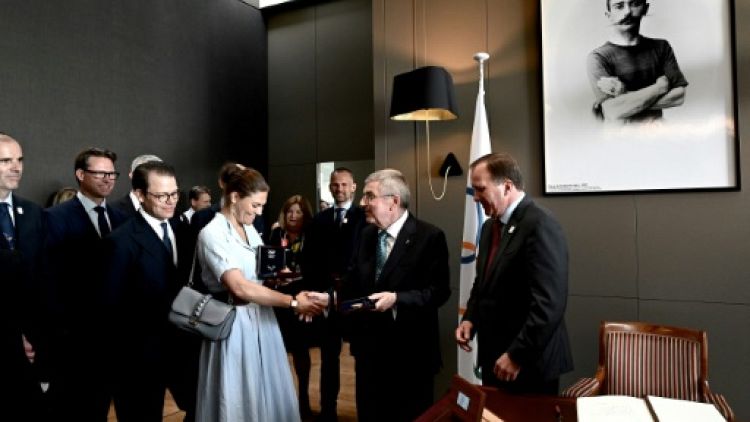 La délégation suédoise avec notamment la Princesse Victoria, est reçue par le patron du CIO Thomas Bach, sous le regard de Stefan Löfven (d), le 23 juin 2019 à Lausanne