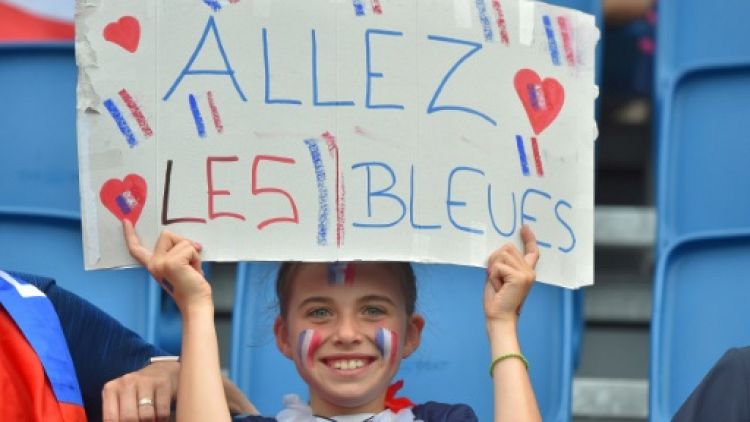 Une jeune supporter des Bleues affiche sa fierté avant leur match contre le Brésil en 8e de finale de la Coupe du monde, le 23 juin 2019 au Havre 