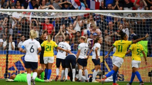 L'arbitre canadienne Marie-Soleil Beaudoin fait recours à la VAR après un but des Bleues contre le Brésil, en 8e de finale du Mondial, le 23 juin 2019 au Havre L'arbitre canadienne Marie-Soleil Beaudoin fait recours à la VAR après un but des Bleues contre le Brésil, en 8e de finale du Mondial, le 23 juin 2019 au Havre