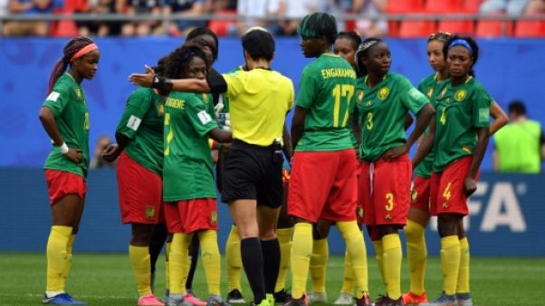 L'arbitre chinoise Qin Liang (C) valide un but pour l'Angleterre face au Cameroun, le 23 juin 2019 à Valenciennes L'arbitre chinoise Qin Liang (C) valide un but pour l'Angleterre face au Cameroun, le 23 juin 2019 à Valenciennes