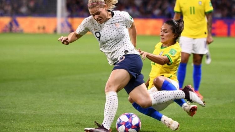 La Française Eugénie Le Sommer résidet au tacle de la défenseure du Brésil Leticia Santos en 8e de finale du Mondial, le 23 juin 2019 au Havre