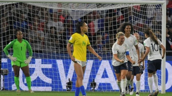 La capitaine Amandine Henry offre la victoire aux Bleues contre le Brésil en 8e de finale du Mondial au stade Océane au Havre, le 23 juin 2019 La capitaine Amandine Henry offre la victoire aux Bleues contre le Brésil en 8e de finale du Mondial au stade Océane au Havre, le 23 juin 2019