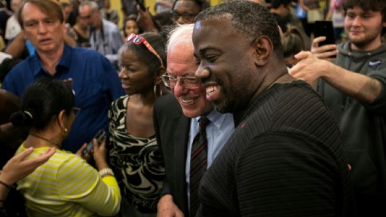 Le candidat à la Maison Blanche Bernie Sanders salue des supporteurs après un discours à Rock Hill, en Caroline du Sud, le 23 juin 2019