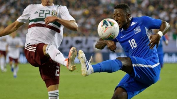 Le Martiniquais Samuel Camille (d) à la lutte avec le Mexicain Jorge Sanchez lors du match de phase de groupes de la Gold Cup, à Charlotte en Caroline du Nord, le 23 juin 2019 Le Martiniquais Samuel Camille (d) à la lutte avec le Mexicain Jorge Sanchez lors du match de phase de groupes de la Gold Cup, à Charlotte en Caroline du Nord, le 23 juin 2019