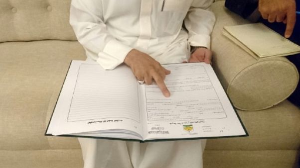 Le clerc saoudien Abdulmohsen al-Ajemi montre des exemples de contrats de mariage, à Ryad, le 19 juin 2019 Le clerc saoudien Abdulmohsen al-Ajemi montre des exemples de contrats de mariage, à Ryad, le 19 juin 2019