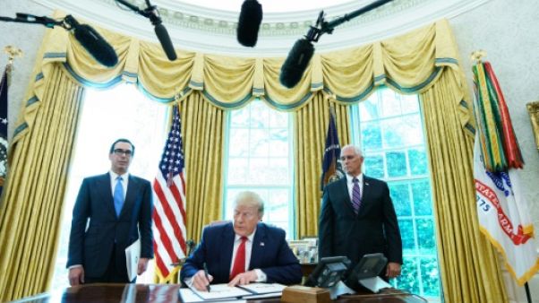 Donald Trump signe le décret imposant de nouvelles sanctions à l'Iran le 24 juin 2019 à la Maison Blanche Donald Trump signe le décret imposant de nouvelles sanctions à l'Iran le 24 juin 2019 à la Maison Blanche