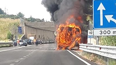 In fiamme pullman nel Palermitano In fiamme pullman nel Palermitano