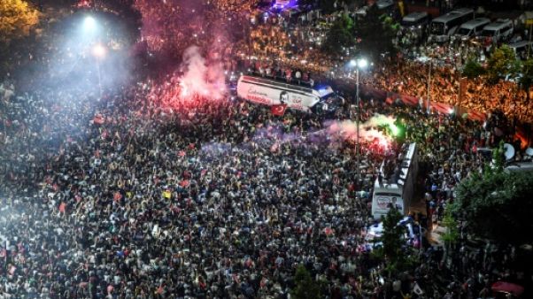 La foule rassemblée à Istanbul pour célébrer la victoire d'Ekrem Imamoglu, le 23 juin 2019 La foule rassemblée à Istanbul pour célébrer la victoire d'Ekrem Imamoglu, le 23 juin 2019