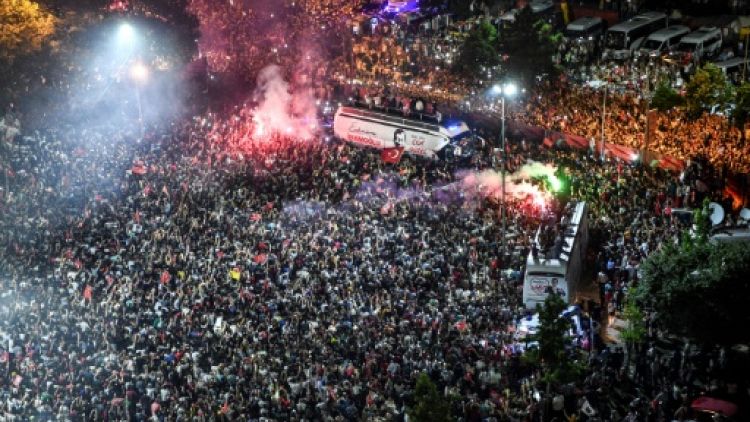 La foule rassemblée à Istanbul pour célébrer la victoire d'Ekrem Imamoglu, le 23 juin 2019