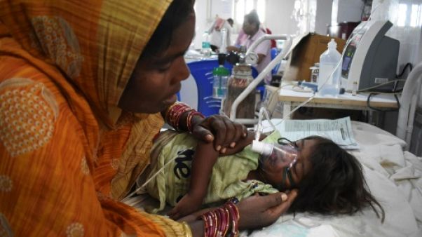 Une mère veille son enfant soigné pour une encéphalite aigüe dans un hôpital de Muzaffarpur, dans le nord de l'Inde, le 20 juin 2019. Une mère veille son enfant soigné pour une encéphalite aigüe dans un hôpital de Muzaffarpur, dans le nord de l'Inde, le 20 juin 2019.