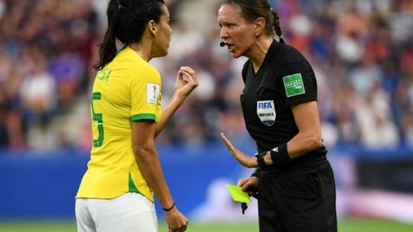 Explications entre la milieu brésilienne Thaisa et l'arbitre canadienne Marie-Soleil Beaudoin lors du 8e de finale France-Brésil, le 23 juin au Havre. Explications entre la milieu brésilienne Thaisa et l'arbitre canadienne Marie-Soleil Beaudoin lors du 8e de finale France-Brésil, le 23 juin au Havre.