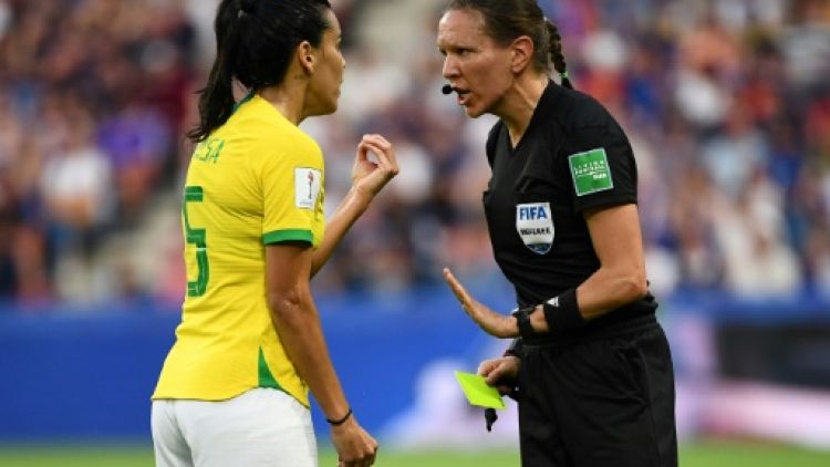 Explications entre la milieu brésilienne Thaisa et l'arbitre canadienne Marie-Soleil Beaudoin lors du 8e de finale France-Brésil, le 23 juin au Havre.