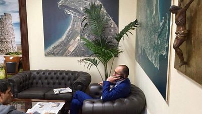 Sindaco Cagliari riappende crocifisso Sindaco Cagliari riappende crocifisso