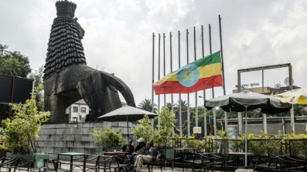 Le drapeau ethiopien est à moitié baissé en signe de deuil sur cette place d'Addis Abeba, le 24 juin 2019 Le drapeau ethiopien est à moitié baissé en signe de deuil sur cette place d'Addis Abeba, le 24 juin 2019