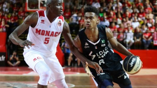Le joueur de Monaco Amara Sy (g) lors de la réception de Villeurbanne le 20 juin 2019 Le joueur de Monaco Amara Sy (g) lors de la réception de Villeurbanne le 20 juin 2019