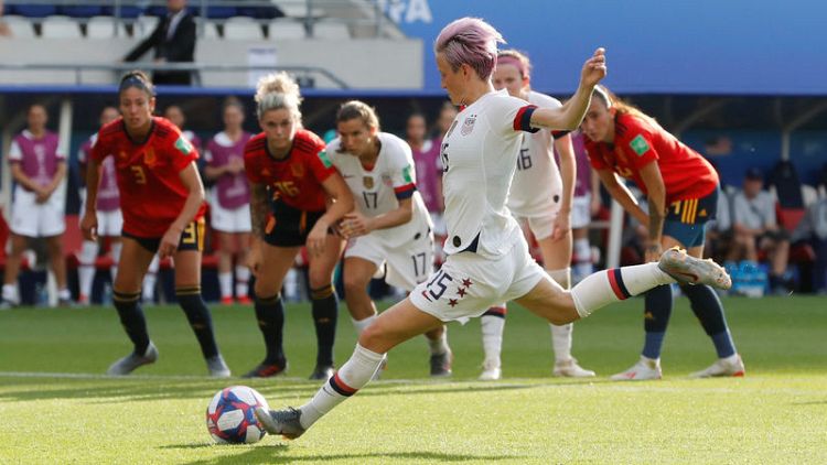 Rapinoe on the spot to take U.S. into quarter-finals