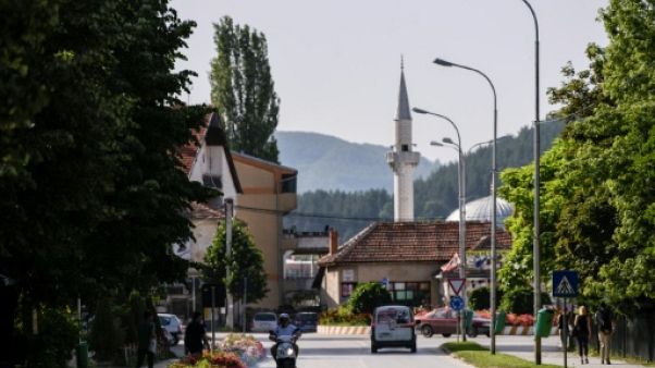 Un homme circule à moto dans une rue Kamenica au Kosovo, le 13 juin 2019 Un homme circule à moto dans une rue Kamenica au Kosovo, le 13 juin 2019