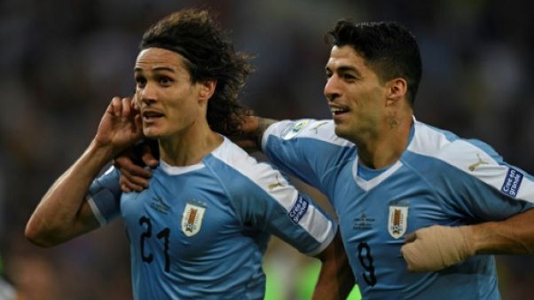L'Uruguayen Edinson Cavani (g) félicité par son compatriote Luis Suarez lors du match de phase de groupes de la Copa América face au Chili, à Rio de Janeiro, le 24 juin 2019 L'Uruguayen Edinson Cavani (g) félicité par son compatriote Luis Suarez lors du match de phase de groupes de la Copa América face au Chili, à Rio de Janeiro, le 24 juin 2019