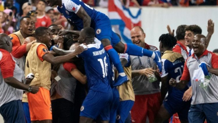L'équipe de Haïti célèbre son second but face au Costa Rica lors du match de phase de groupes de la Gold Cup, à Harrison dans le New Jersey, le 24 juin 2019