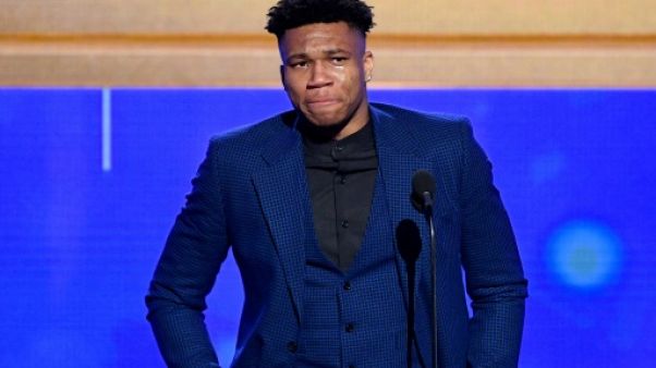 L'ailier grec de Milwaukee, Giannis Antetokounmpo, sacré meilleur joueur du Championnat NBA, à Santa Monica, le 24 juin 2019 L'ailier grec de Milwaukee, Giannis Antetokounmpo, sacré meilleur joueur du Championnat NBA, à Santa Monica, le 24 juin 2019