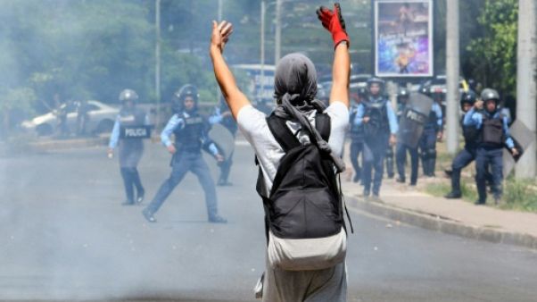Un étudiant face aux policiers lors d'une manifestation à Tegucigalpa, le 24 juin 2019 Un étudiant face aux policiers lors d'une manifestation à Tegucigalpa, le 24 juin 2019