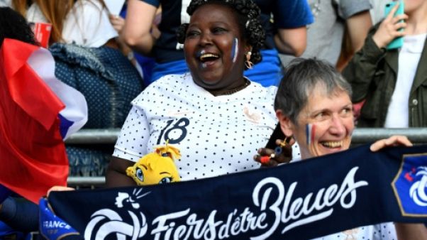 Sidonie Asseyi (c), la mère de Viviane, attaquante des Bleues, lors du match de phase de groupes du Mondial face au Nigéria, à Rennes, le 17 juin 2019 Sidonie Asseyi (c), la mère de Viviane, attaquante des Bleues, lors du match de phase de groupes du Mondial face au Nigéria, à Rennes, le 17 juin 2019