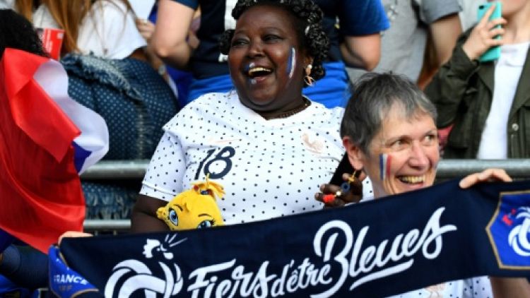 Sidonie Asseyi (c), la mère de Viviane, attaquante des Bleues, lors du match de phase de groupes du Mondial face au Nigéria, à Rennes, le 17 juin 2019