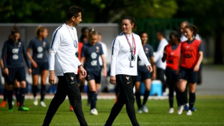La sélectionneuse des Bleues, Corinne Diacre, avec son entraîneur assistant, Philippe Joly, lors d'un entraînement de l'équipe à Clairefontaine, le 16 mai 2019