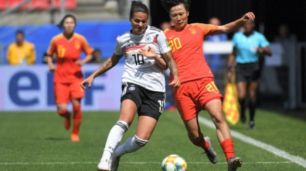 La milieu de l'Allemagne, Dzsenifer Marozsan (g), lors du match de phase de groupes du Mondial contre la Chine, à Rennes, le 8 juin 2019 La milieu de l'Allemagne, Dzsenifer Marozsan (g), lors du match de phase de groupes du Mondial contre la Chine, à Rennes, le 8 juin 2019