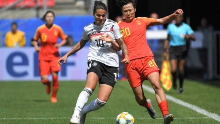 La milieu de l'Allemagne, Dzsenifer Marozsan (g), lors du match de phase de groupes du Mondial contre la Chine, à Rennes, le 8 juin 2019