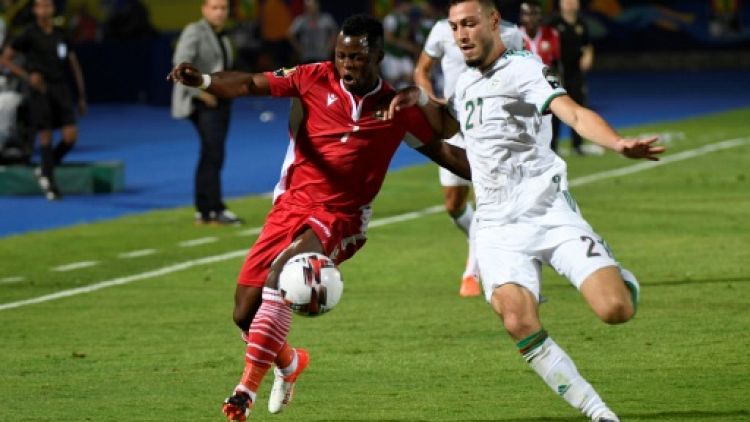 Le défenseur de Rennes et de l'Algérie, Ramy Bensebaïni (d), lors du match de phase de groupes de la CAN face au Kénya, au Caire, le 23 juin 2019