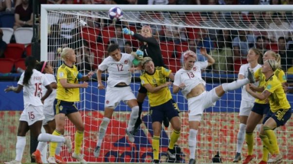 Pour le 8e de finale Suède-Canada, lundi 24 juin au Parc des Princes, les spectateurs ont été autorisés à entrer dans le stade avec leurs propres bouteilles d'eau Pour le 8e de finale Suède-Canada, lundi 24 juin au Parc des Princes, les spectateurs ont été autorisés à entrer dans le stade avec leurs propres bouteilles d'eau