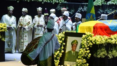Des responsables religieux rendent hommage au chef d'état-major de l'armée, Seare Mekonnen, lors d'une cérémonie à Addis Abeba, le 25 juin 2019