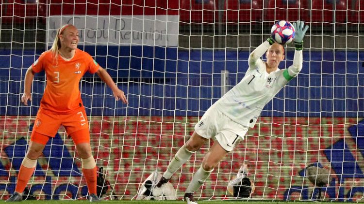 Martens sends Netherlands through to maiden quarter-finals
