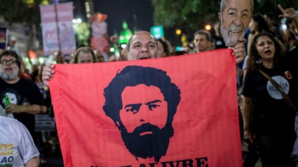 Un partisan de l'ancien président brésilien Luis Inacio Lula da Silva agitant un drapeau demandant sa libération, le 14 juin 2019 à Rio de Janeiro Un partisan de l'ancien président brésilien Luis Inacio Lula da Silva agitant un drapeau demandant sa libération, le 14 juin 2019 à Rio de Janeiro