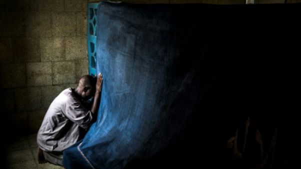 Un fidèle en prière près du tombeau d'Ousmane Dan Fodio, l'un des grands noms de l'Islam africain, le 24 avril 2019 à Sokoto, dans le nord du Nigeria Un fidèle en prière près du tombeau d'Ousmane Dan Fodio, l'un des grands noms de l'Islam africain, le 24 avril 2019 à Sokoto, dans le nord du Nigeria